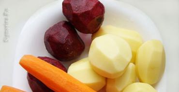 Салат с жареным картофелем, морковью и свеклой: рецепт с фото